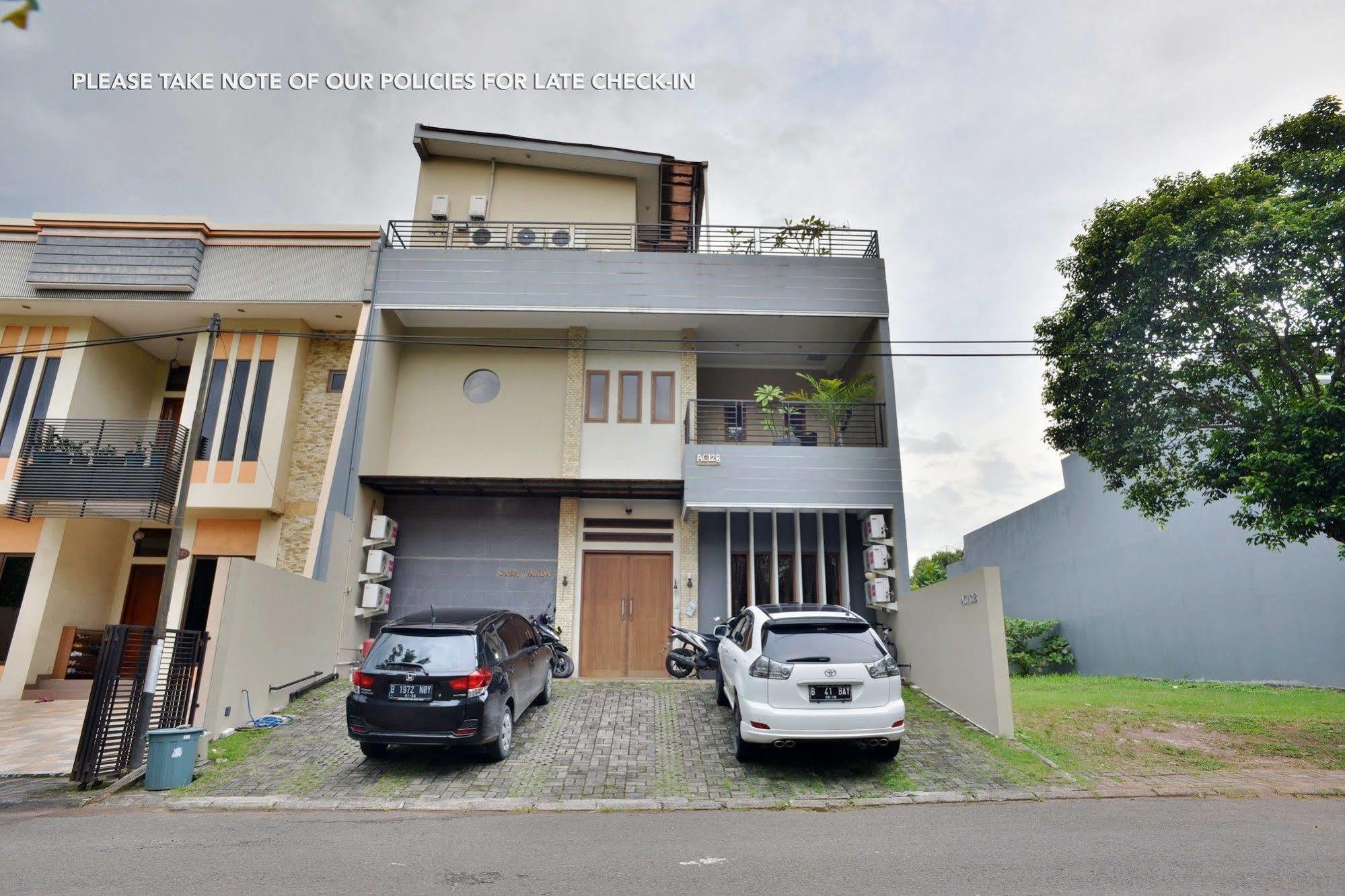 Casa Vanda Guesthouse Serpong Exterior photo